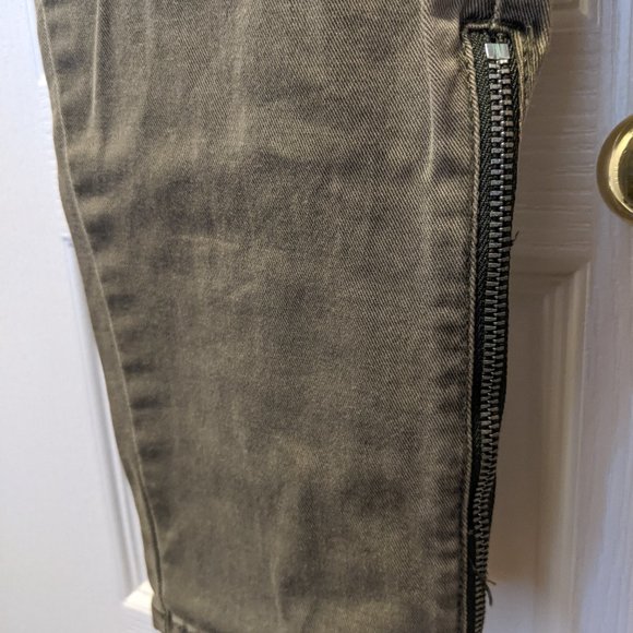 Aritzia TNA Skinny Cargo Pants size 4, olive green - Picture 3 of 6